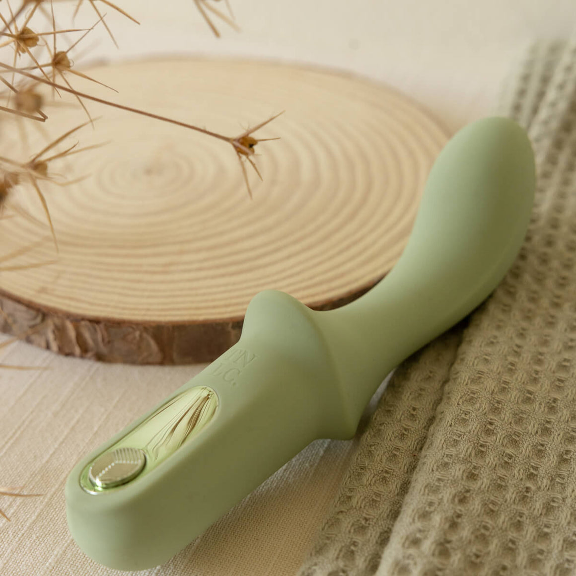 Damson | Compact & Ergonomic Vibrating G-Spot Dildo