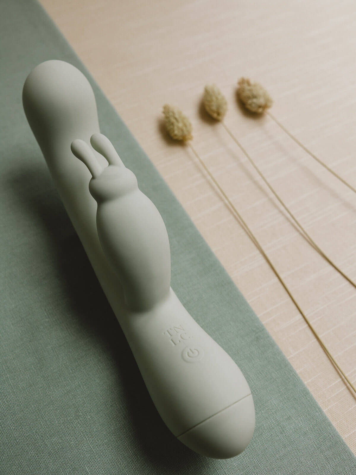 Saro | Classic Rabbit Vibrating Dildo